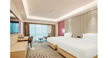 时光的共生者：实木家具的温度与传奇